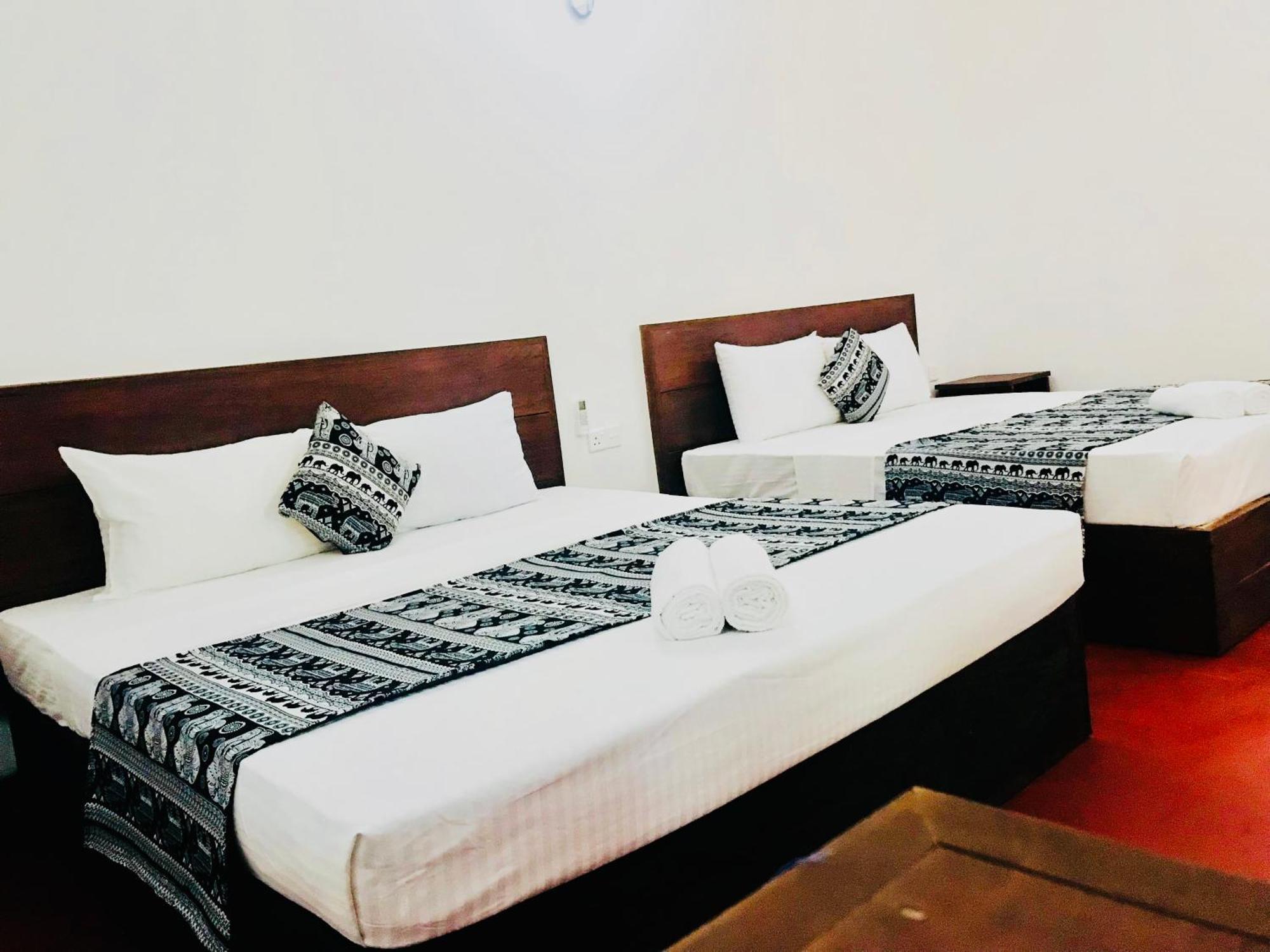 Wild Hut Habarana Bed & Breakfast Exterior foto